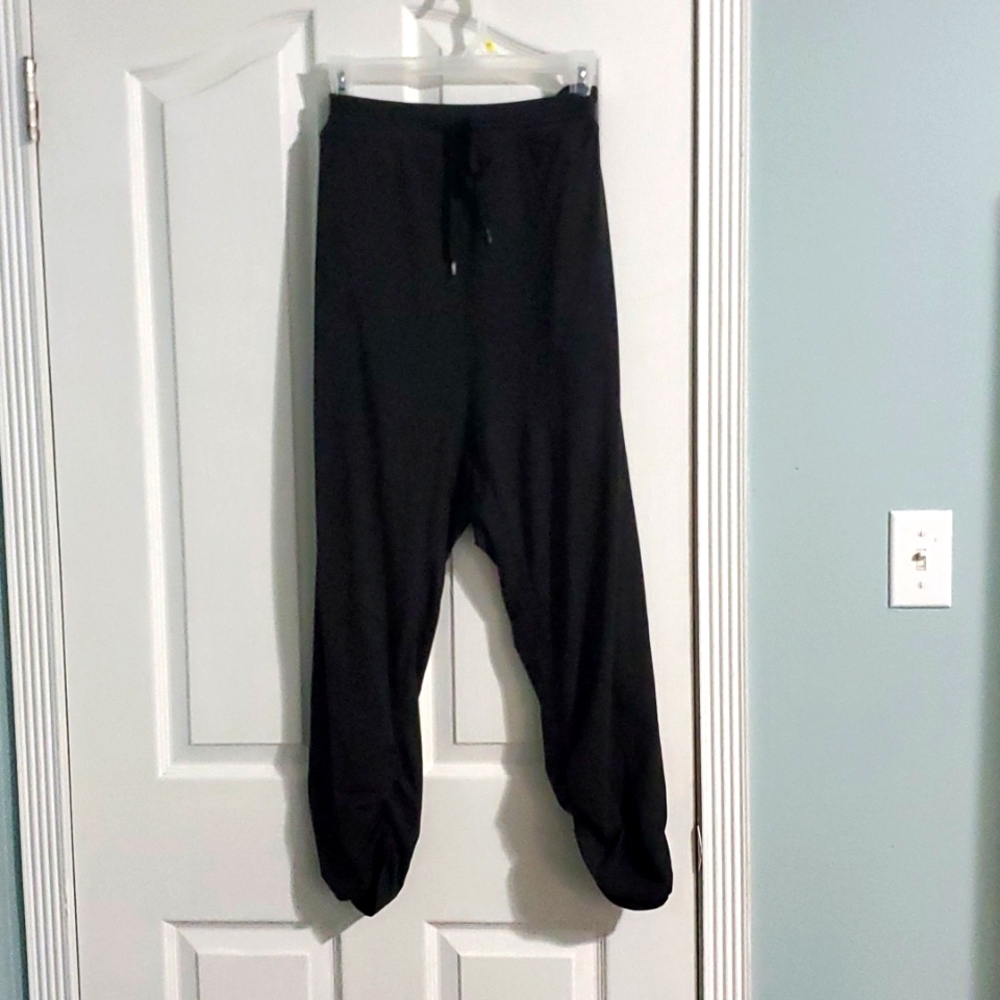EUC relaxed fit shirred ankle capris